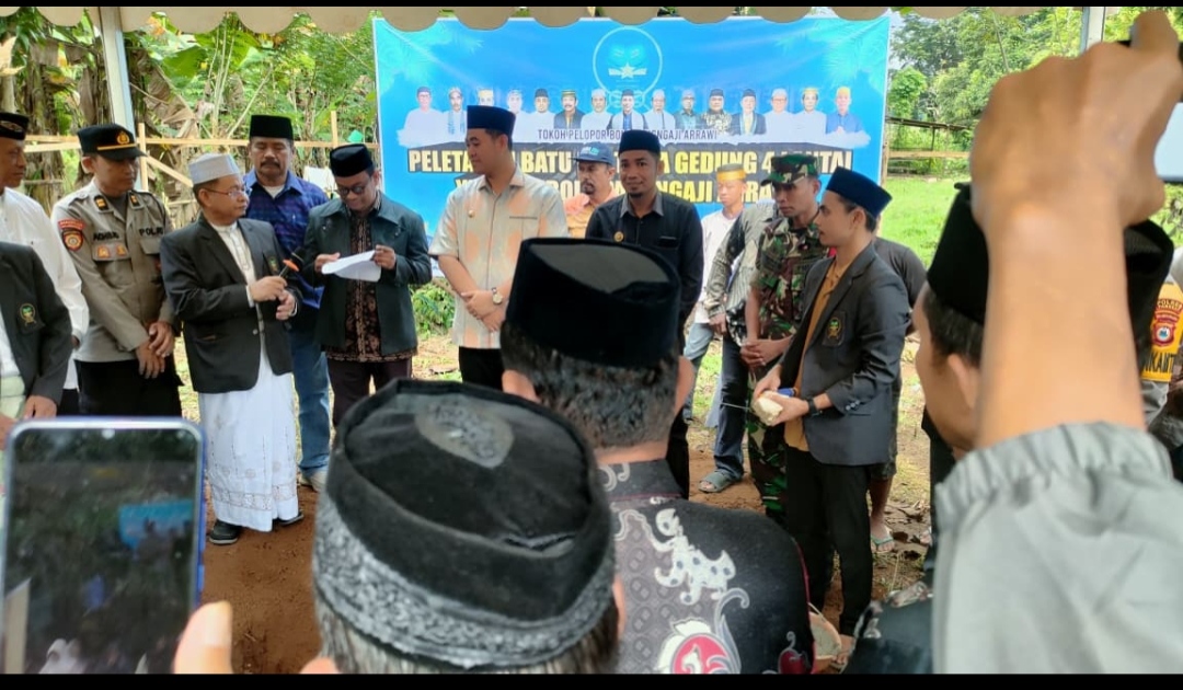 PELETAKAN BATU PERTAMA GEDUNG 4 LANTAI BOLA PANGGAJI ARRA’WI, PEMDES MANGGALUNG HADIR DUKUNG IKON DESA